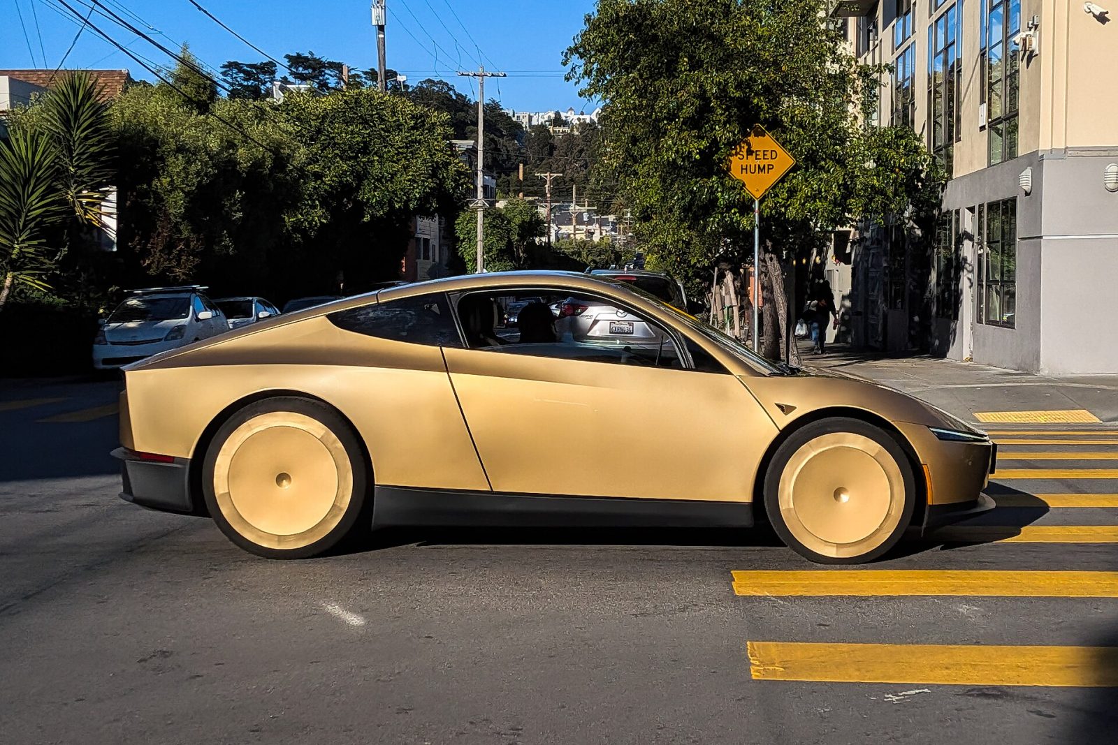サンフランシスコの路上を走るテスラのサイバーキャブ。2ドアの小型車で、車高が低い