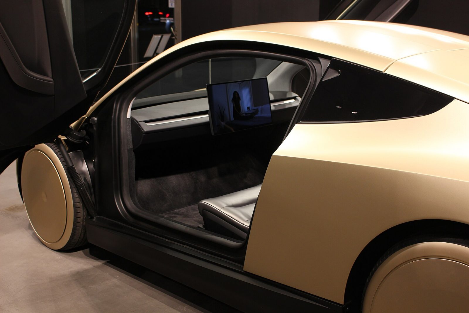 サイバーキャブの車内。運転席にハンドルもペダルも無く、座席の前にはディスプレイだけがある