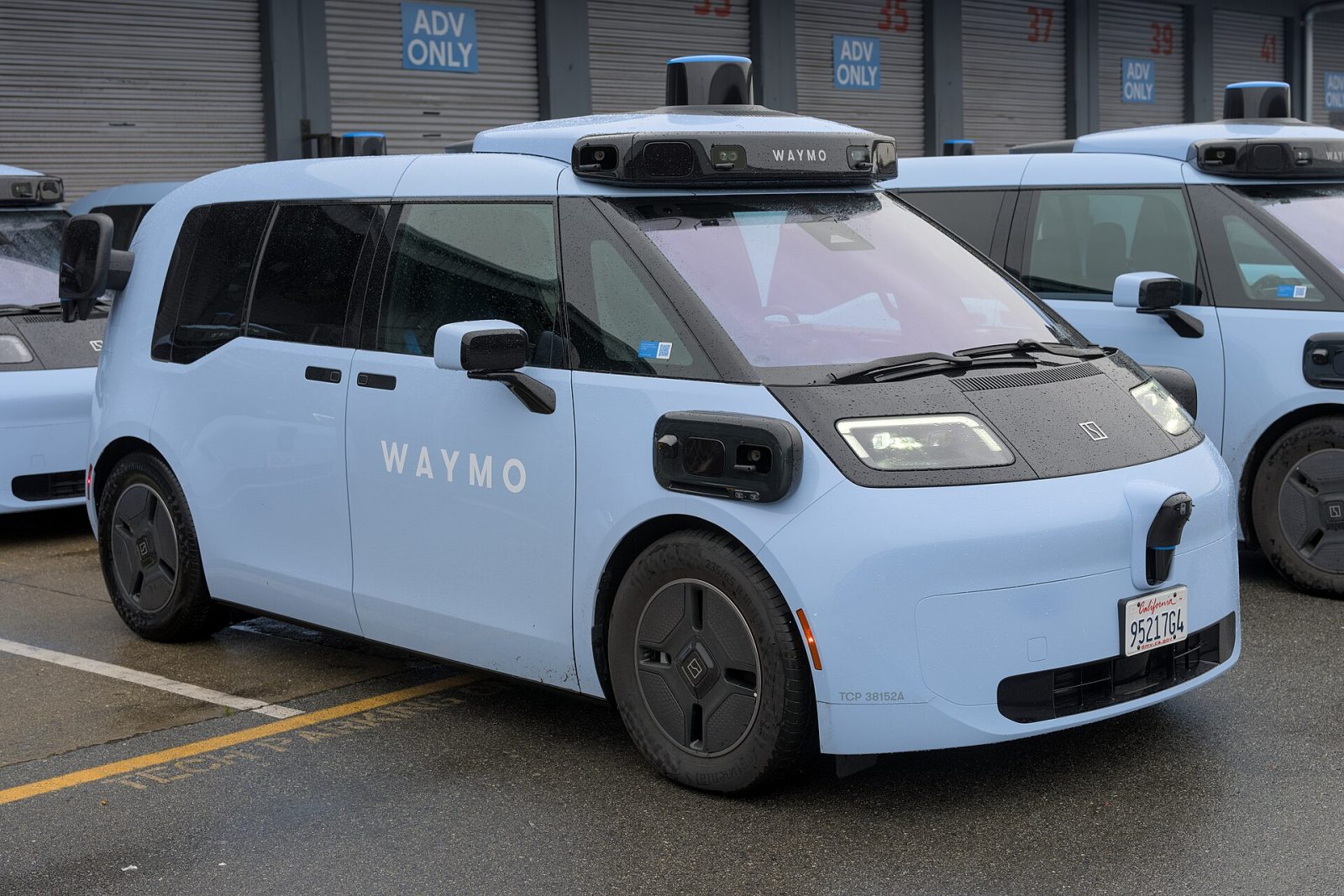 Waymoの第6世代の自動運転車。屋根の上にセンサーを載せた、背の高い箱形の車